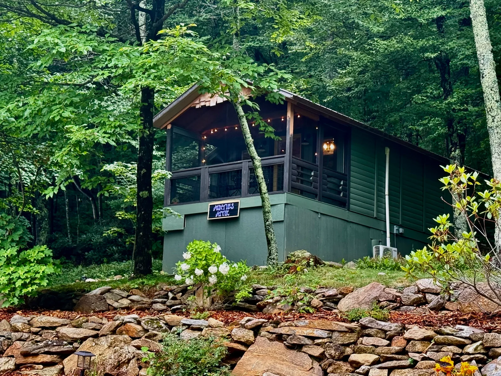 Auntie's Attik cabin with screened porch