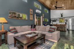 Cozy Laurel Cabin w Fire Pit close to DT Black Mtn & Golf Course