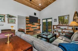 Cozy Laurel Cabin w Fire Pit close to DT Black Mtn & Golf Course