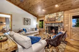Gateway Getaway Screened Porch with Mountain Views & Fire Bowl