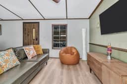 Chic 70s Themed House Walkable to Black Mountain Downtown