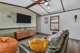 Chic 70s Themed House Walkable to Black Mountain Downtown