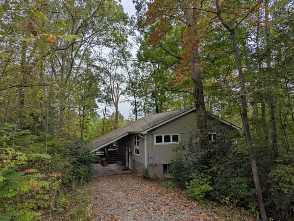 Black Mountain Treehouse w Amazing Decks & Fireplace