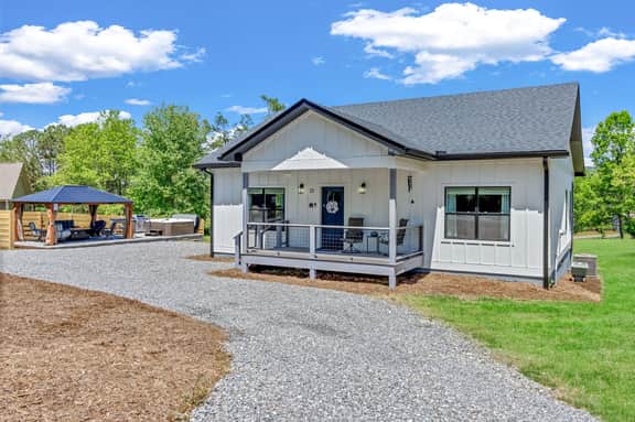 Carolina Meadows w/ Hot tub near Weaverville