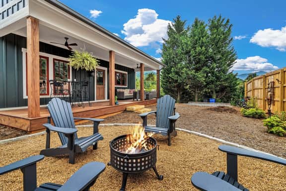 Cozy Craftsmen w Fire Pit in Black Mtn
