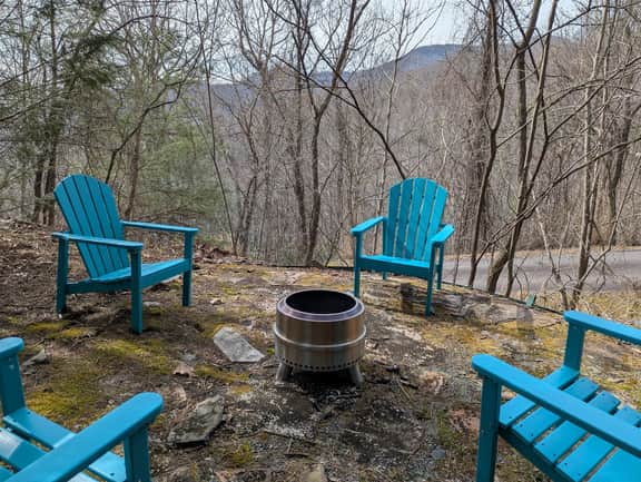 Firefly Lodge w Mountain Views, Firepit, Fireplace