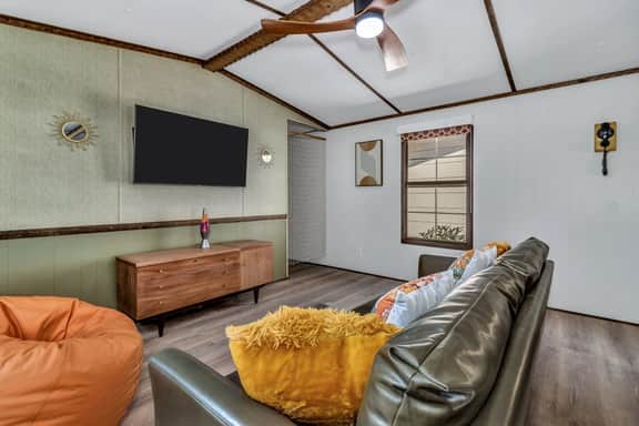 Chic 70s Themed House Walkable to Black Mountain Downtown