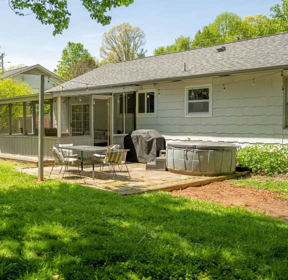 Oaken Hill w Hot Tub, Fire Pit, Screened Porch