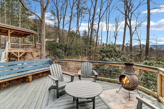 Black Mountain Treehouse w Amazing Decks & Fireplace