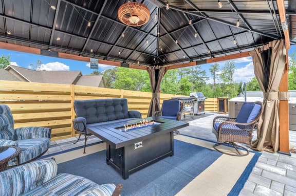 Carolina Meadows w/ Hot tub near Weaverville