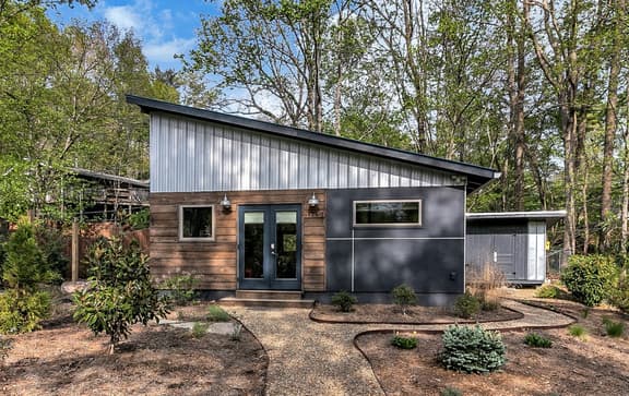 Cozy Laurel Cabin w Fire Pit close to DT Black Mtn & Golf Course