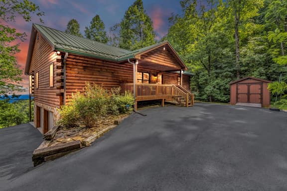 Gateway Getaway Screened Porch with Mountain Views & Fire Bowl