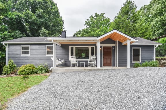 Grey Eagle Cottage w Hot Tub