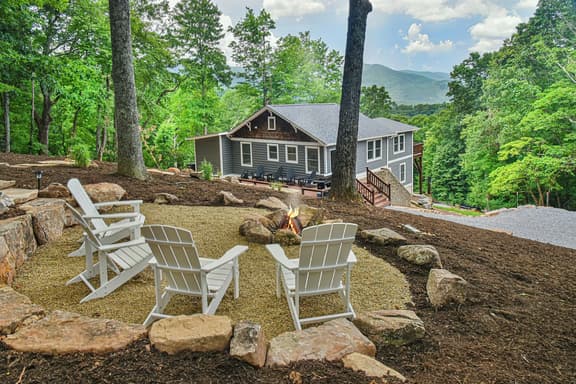 The Sunset House w Mountain Views and Fire Pit